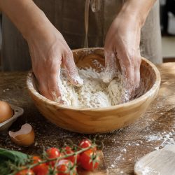 Préparation d’une recette transmise dans la famille