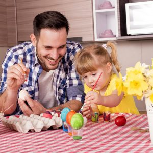 Chasse aux œufs tradition familiale Pâques